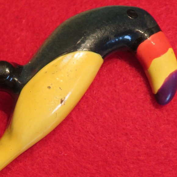 Vintage Hard Plastic Toucan Bird Brooch 2.25" x 1.5" (41J) - Picture 1 of 3